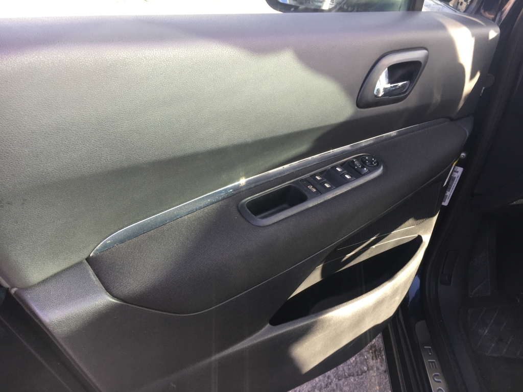 PEUGEOT 5008 1.6 HDI 110CV 7 PLAZAS AUT