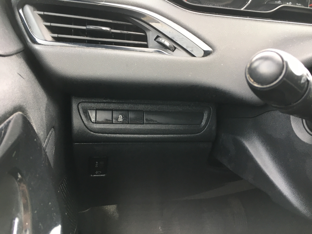 PEUGEOT 208 1.2 VTI 82 CV