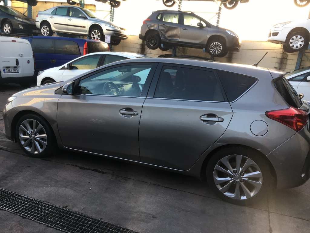 TOYOTA AURIS HIBRIDO Y GLP 1.8 136CV AUT