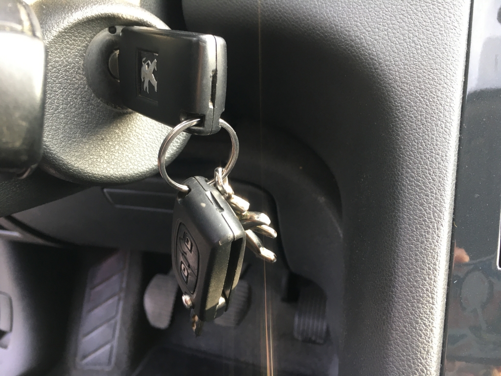 PEUGEOT 5008 1.6 HDI 120CV 7 PLAZAS