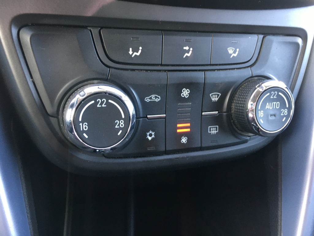 VEHICULO CON LEVES DAÑOS DE USO,ARRANCA Y ANDA,AIRBAGS OK,EQUIPO MULTI MEDIA CON ANVEGACION Y CAMARA TRASERA,CLIMA,VOLANTE MULTI FUNCION,TEMPOMAT,7 PLAZAS.