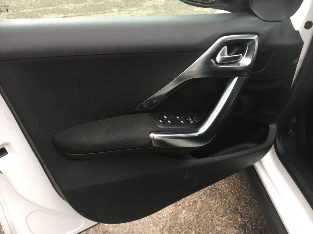 PEUGEOT 2008 1.2 INY 110CV AUT