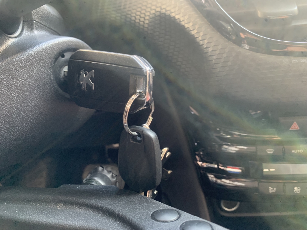 PEUGEOT 2008 1.2 INY 110CV AUTOMATICO PEUGEOT 2008 1.2 INY 110CV AUTOMATICO