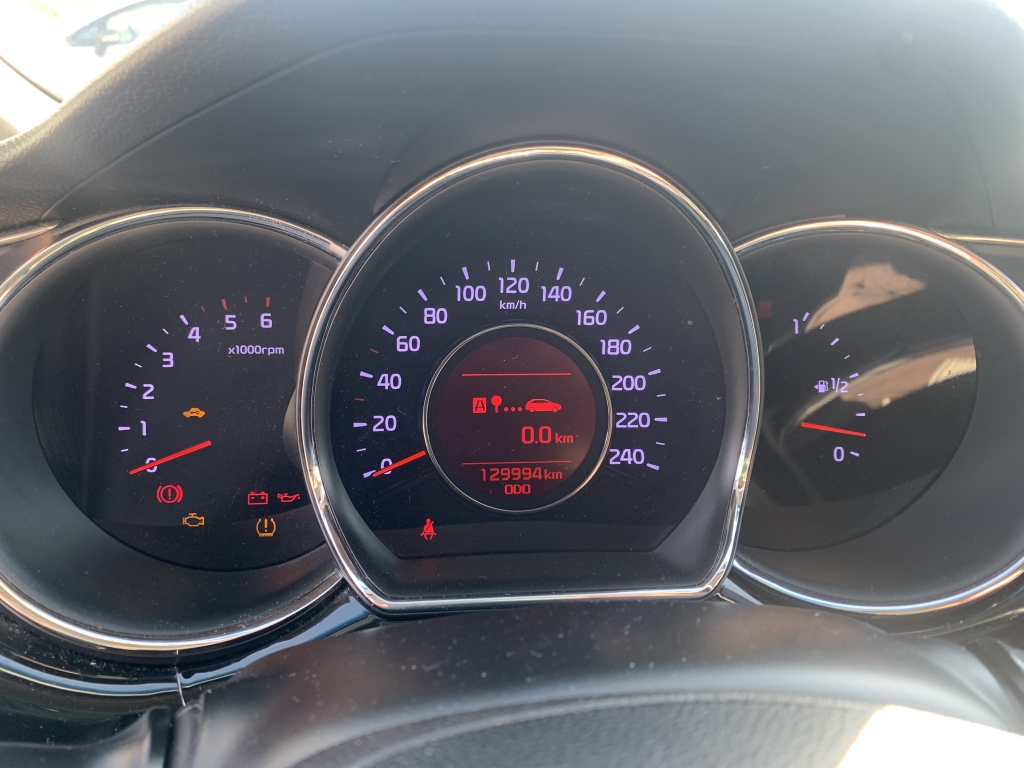 VEHICULO CON GOLPE DELANTERO IZQUIERDO AFECTANDO A MECANICA DE RUEDA LADO GOLPE Y GOLPE TRASERO LADO GOLPE,ARRANCA Y ANDA,AIRBGAS OK,EQUIPO MULTI MEDIA CON NAVEGACION Y CAMARA TRASERA,ENTRADA USB,VOLANTE MULTI FUNCION,TEMPOMAT,CLIMA.