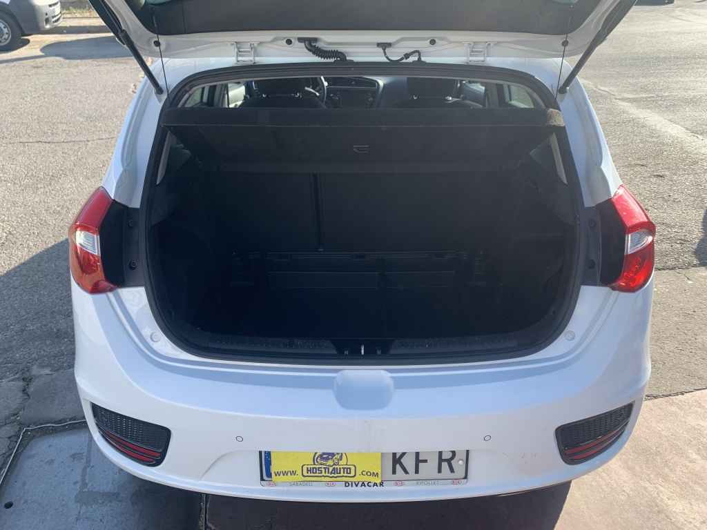 VEHICULO CON GOLPE DELANTERO IZQUIERDO AFECTANDO A MECANICA DE RUEDA LADO GOLPE Y GOLPE TRASERO LADO GOLPE,ARRANCA Y ANDA,AIRBGAS OK,EQUIPO MULTI MEDIA CON NAVEGACION Y CAMARA TRASERA,ENTRADA USB,VOLANTE MULTI FUNCION,TEMPOMAT,CLIMA.