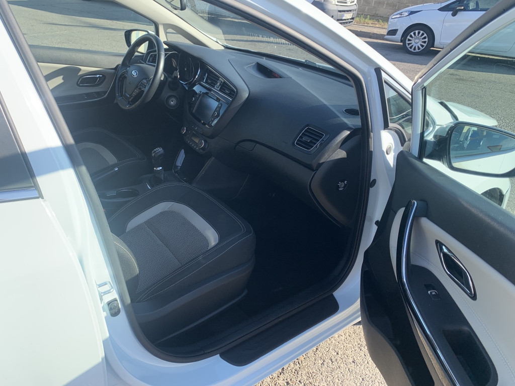 VEHICULO CON GOLPE DELANTERO IZQUIERDO AFECTANDO A MECANICA DE RUEDA LADO GOLPE Y GOLPE TRASERO LADO GOLPE,ARRANCA Y ANDA,AIRBGAS OK,EQUIPO MULTI MEDIA CON NAVEGACION Y CAMARA TRASERA,ENTRADA USB,VOLANTE MULTI FUNCION,TEMPOMAT,CLIMA.