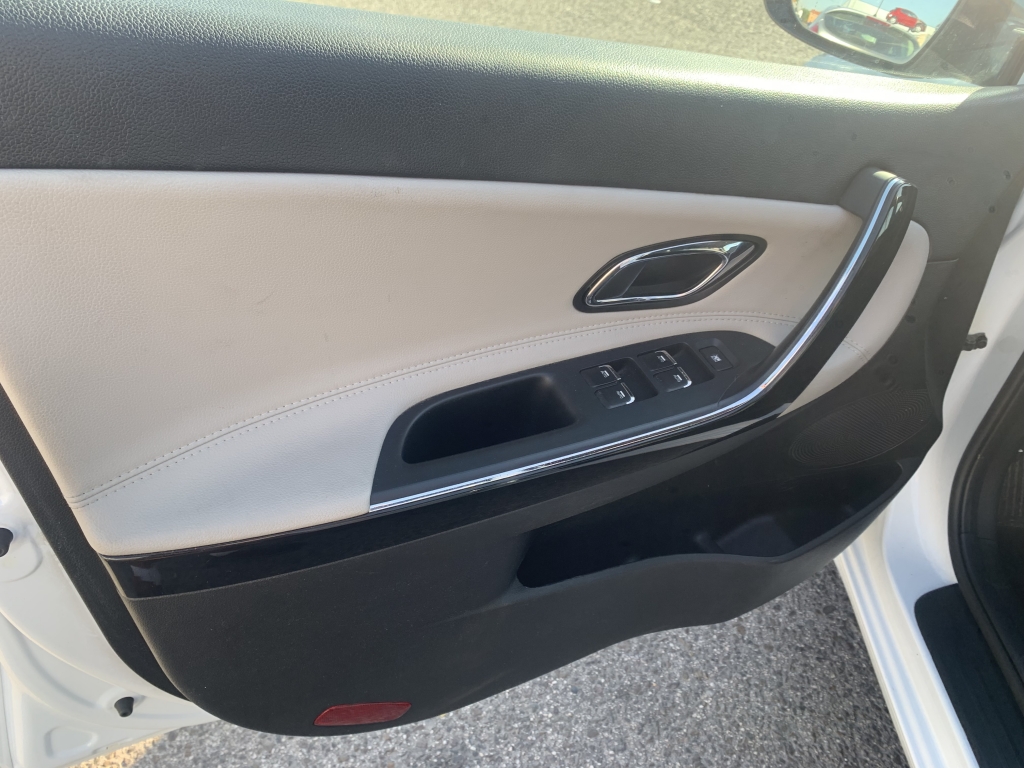 VEHICULO CON GOLPE DELANTERO IZQUIERDO AFECTANDO A MECANICA DE RUEDA LADO GOLPE Y GOLPE TRASERO LADO GOLPE,ARRANCA Y ANDA,AIRBGAS OK,EQUIPO MULTI MEDIA CON NAVEGACION Y CAMARA TRASERA,ENTRADA USB,VOLANTE MULTI FUNCION,TEMPOMAT,CLIMA.