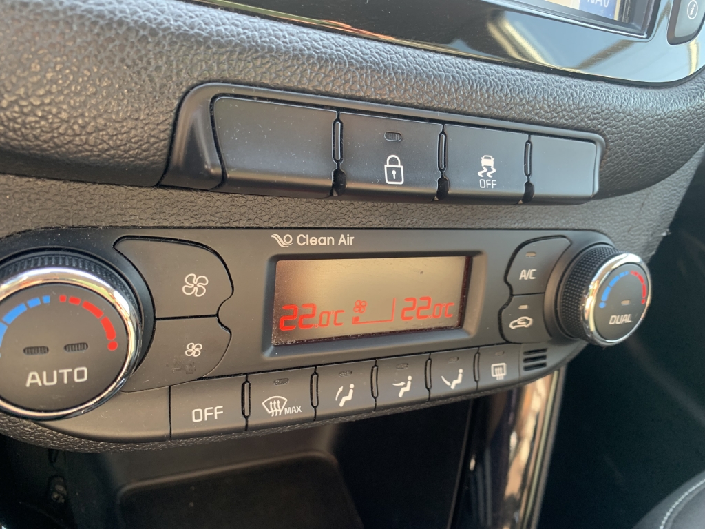 VEHICULO CON GOLPE DELANTERO IZQUIERDO AFECTANDO A MECANICA DE RUEDA LADO GOLPE Y GOLPE TRASERO LADO GOLPE,ARRANCA Y ANDA,AIRBGAS OK,EQUIPO MULTI MEDIA CON NAVEGACION Y CAMARA TRASERA,ENTRADA USB,VOLANTE MULTI FUNCION,TEMPOMAT,CLIMA.