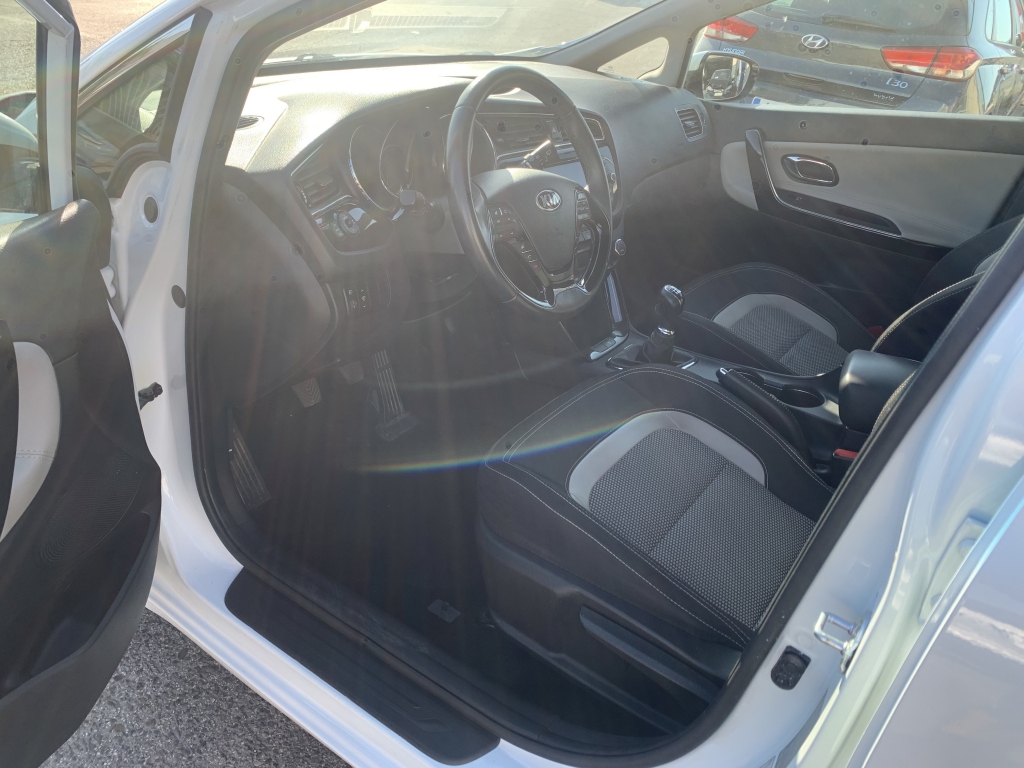 VEHICULO CON GOLPE DELANTERO IZQUIERDO AFECTANDO A MECANICA DE RUEDA LADO GOLPE Y GOLPE TRASERO LADO GOLPE,ARRANCA Y ANDA,AIRBGAS OK,EQUIPO MULTI MEDIA CON NAVEGACION Y CAMARA TRASERA,ENTRADA USB,VOLANTE MULTI FUNCION,TEMPOMAT,CLIMA.