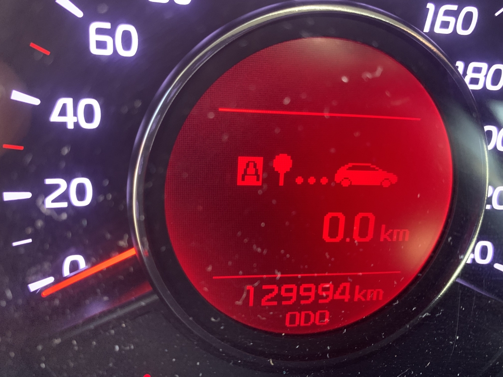 VEHICULO CON GOLPE DELANTERO IZQUIERDO AFECTANDO A MECANICA DE RUEDA LADO GOLPE Y GOLPE TRASERO LADO GOLPE,ARRANCA Y ANDA,AIRBGAS OK,EQUIPO MULTI MEDIA CON NAVEGACION Y CAMARA TRASERA,ENTRADA USB,VOLANTE MULTI FUNCION,TEMPOMAT,CLIMA.