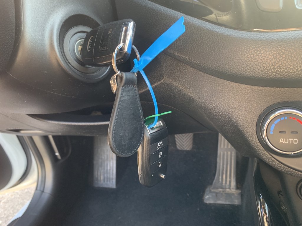 VEHICULO CON GOLPE DELANTERO IZQUIERDO AFECTANDO A MECANICA DE RUEDA LADO GOLPE Y GOLPE TRASERO LADO GOLPE,ARRANCA Y ANDA,AIRBGAS OK,EQUIPO MULTI MEDIA CON NAVEGACION Y CAMARA TRASERA,ENTRADA USB,VOLANTE MULTI FUNCION,TEMPOMAT,CLIMA.