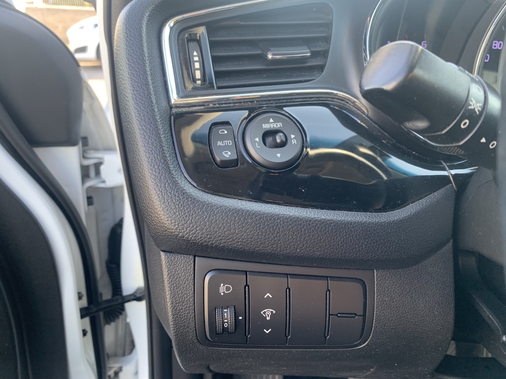 VEHICULO CON GOLPE DELANTERO IZQUIERDO AFECTANDO A MECANICA DE RUEDA LADO GOLPE Y GOLPE TRASERO LADO GOLPE,ARRANCA Y ANDA,AIRBGAS OK,EQUIPO MULTI MEDIA CON NAVEGACION Y CAMARA TRASERA,ENTRADA USB,VOLANTE MULTI FUNCION,TEMPOMAT,CLIMA.