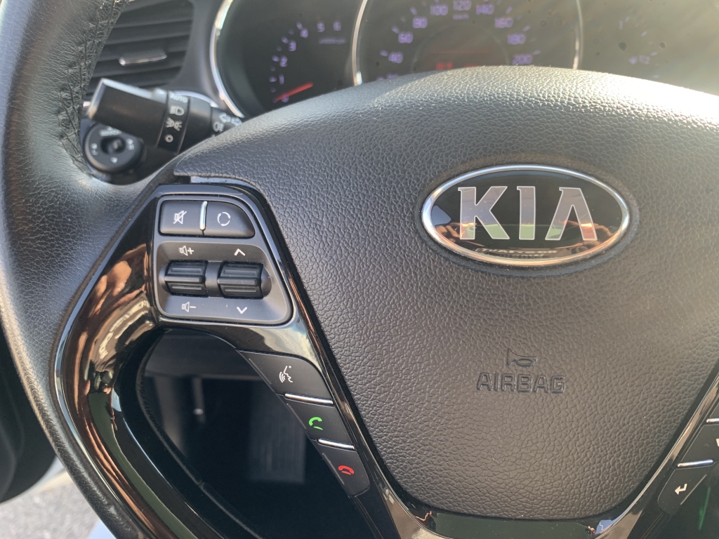 VEHICULO CON GOLPE DELANTERO IZQUIERDO AFECTANDO A MECANICA DE RUEDA LADO GOLPE Y GOLPE TRASERO LADO GOLPE,ARRANCA Y ANDA,AIRBGAS OK,EQUIPO MULTI MEDIA CON NAVEGACION Y CAMARA TRASERA,ENTRADA USB,VOLANTE MULTI FUNCION,TEMPOMAT,CLIMA.