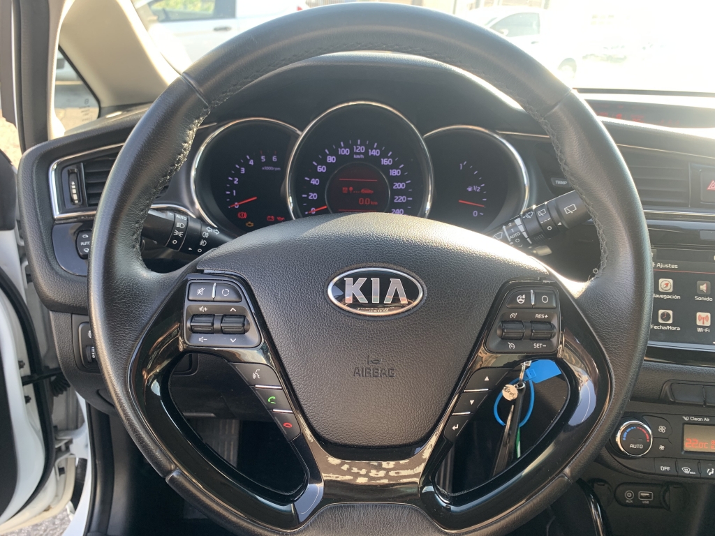 VEHICULO CON GOLPE DELANTERO IZQUIERDO AFECTANDO A MECANICA DE RUEDA LADO GOLPE Y GOLPE TRASERO LADO GOLPE,ARRANCA Y ANDA,AIRBGAS OK,EQUIPO MULTI MEDIA CON NAVEGACION Y CAMARA TRASERA,ENTRADA USB,VOLANTE MULTI FUNCION,TEMPOMAT,CLIMA.