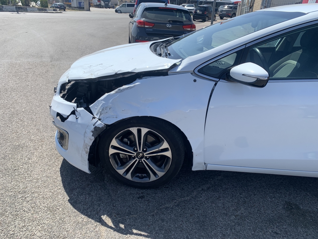 VEHICULO CON GOLPE DELANTERO IZQUIERDO AFECTANDO A MECANICA DE RUEDA LADO GOLPE Y GOLPE TRASERO LADO GOLPE,ARRANCA Y ANDA,AIRBGAS OK,EQUIPO MULTI MEDIA CON NAVEGACION Y CAMARA TRASERA,ENTRADA USB,VOLANTE MULTI FUNCION,TEMPOMAT,CLIMA.