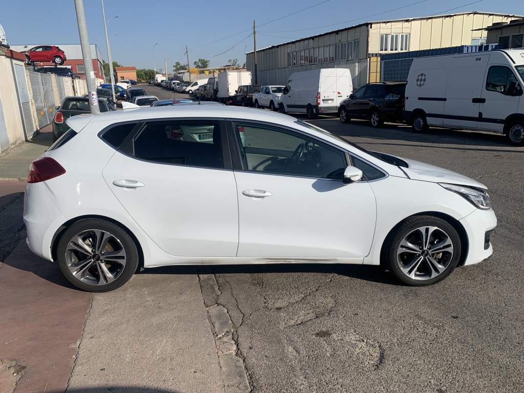 VEHICULO CON GOLPE DELANTERO IZQUIERDO AFECTANDO A MECANICA DE RUEDA LADO GOLPE Y GOLPE TRASERO LADO GOLPE,ARRANCA Y ANDA,AIRBGAS OK,EQUIPO MULTI MEDIA CON NAVEGACION Y CAMARA TRASERA,ENTRADA USB,VOLANTE MULTI FUNCION,TEMPOMAT,CLIMA.