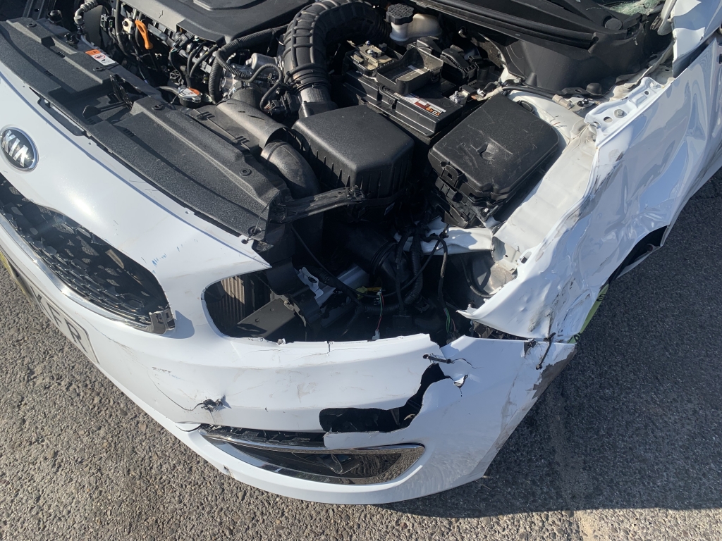 VEHICULO CON GOLPE DELANTERO IZQUIERDO AFECTANDO A MECANICA DE RUEDA LADO GOLPE Y GOLPE TRASERO LADO GOLPE,ARRANCA Y ANDA,AIRBGAS OK,EQUIPO MULTI MEDIA CON NAVEGACION Y CAMARA TRASERA,ENTRADA USB,VOLANTE MULTI FUNCION,TEMPOMAT,CLIMA.