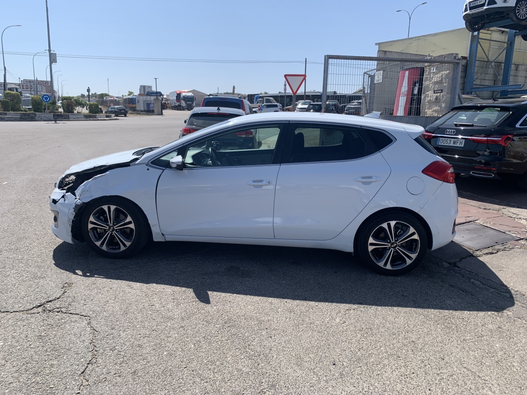 VEHICULO CON GOLPE DELANTERO IZQUIERDO AFECTANDO A MECANICA DE RUEDA LADO GOLPE Y GOLPE TRASERO LADO GOLPE,ARRANCA Y ANDA,AIRBGAS OK,EQUIPO MULTI MEDIA CON NAVEGACION Y CAMARA TRASERA,ENTRADA USB,VOLANTE MULTI FUNCION,TEMPOMAT,CLIMA.