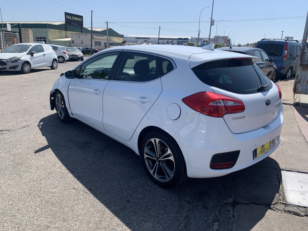 VEHICULO CON GOLPE DELANTERO IZQUIERDO AFECTANDO A MECANICA DE RUEDA LADO GOLPE Y GOLPE TRASERO LADO GOLPE,ARRANCA Y ANDA,AIRBGAS OK,EQUIPO MULTI MEDIA CON NAVEGACION Y CAMARA TRASERA,ENTRADA USB,VOLANTE MULTI FUNCION,TEMPOMAT,CLIMA.