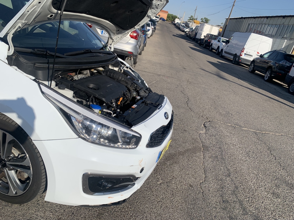 VEHICULO CON GOLPE DELANTERO IZQUIERDO AFECTANDO A MECANICA DE RUEDA LADO GOLPE Y GOLPE TRASERO LADO GOLPE,ARRANCA Y ANDA,AIRBGAS OK,EQUIPO MULTI MEDIA CON NAVEGACION Y CAMARA TRASERA,ENTRADA USB,VOLANTE MULTI FUNCION,TEMPOMAT,CLIMA.