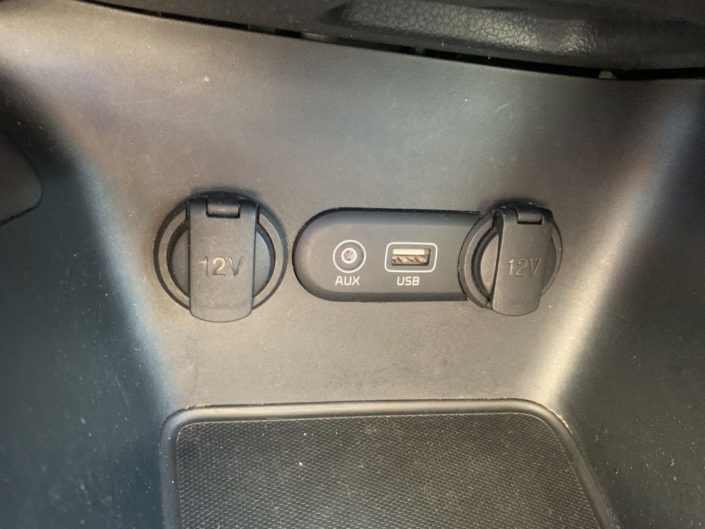 VEHICULO CON GOLPE DELANTERO IZQUIERDO AFECTANDO A MECANICA DE RUEDA LADO GOLPE Y GOLPE TRASERO LADO GOLPE,ARRANCA Y ANDA,AIRBGAS OK,EQUIPO MULTI MEDIA CON NAVEGACION Y CAMARA TRASERA,ENTRADA USB,VOLANTE MULTI FUNCION,TEMPOMAT,CLIMA.