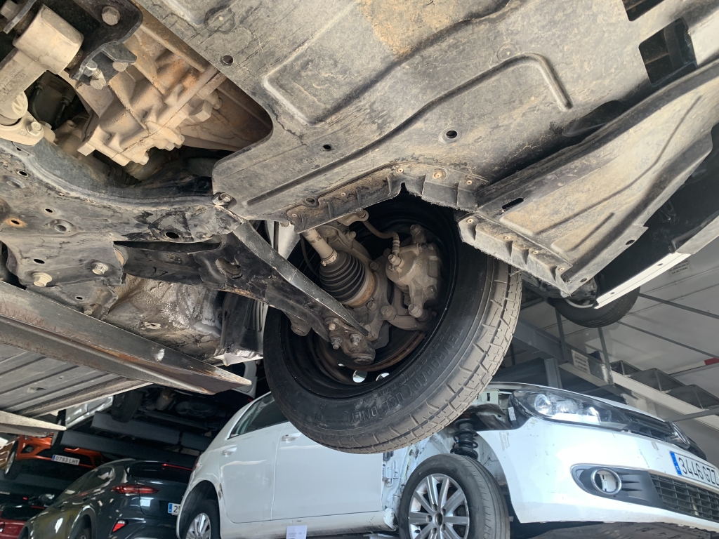 VEHICULO CON GOLPE DELANTERO IZQUIERDO AFECTANDO A MECANICA DE RUEDA LADO GOLPE Y GOLPE TRASERO LADO GOLPE,ARRANCA Y ANDA,AIRBGAS OK,EQUIPO MULTI MEDIA CON NAVEGACION Y CAMARA TRASERA,ENTRADA USB,VOLANTE MULTI FUNCION,TEMPOMAT,CLIMA.