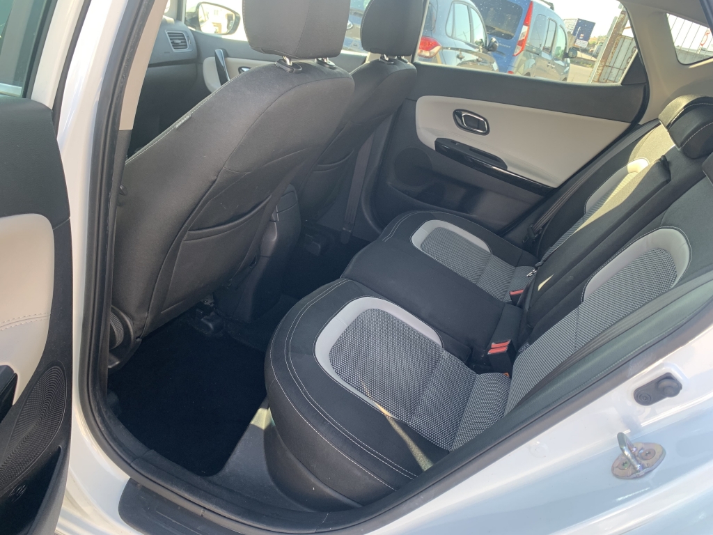 VEHICULO CON GOLPE DELANTERO IZQUIERDO AFECTANDO A MECANICA DE RUEDA LADO GOLPE Y GOLPE TRASERO LADO GOLPE,ARRANCA Y ANDA,AIRBGAS OK,EQUIPO MULTI MEDIA CON NAVEGACION Y CAMARA TRASERA,ENTRADA USB,VOLANTE MULTI FUNCION,TEMPOMAT,CLIMA.