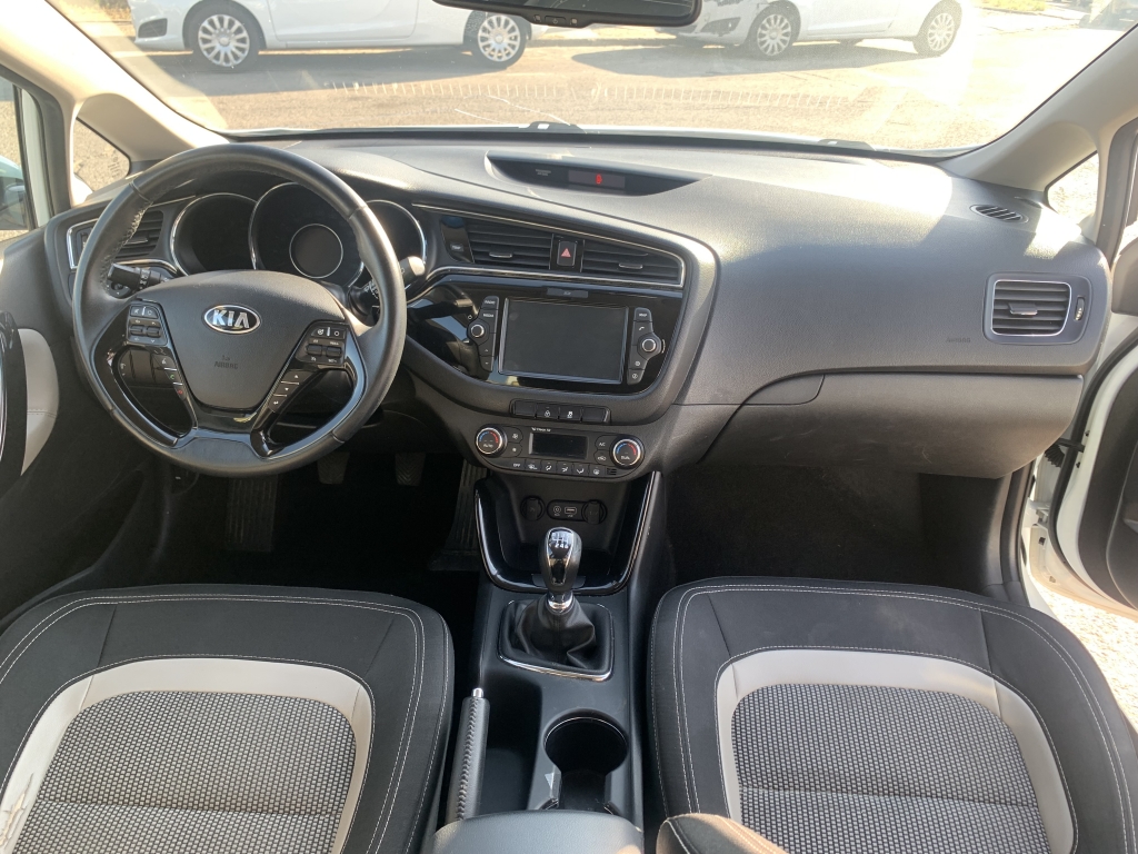 VEHICULO CON GOLPE DELANTERO IZQUIERDO AFECTANDO A MECANICA DE RUEDA LADO GOLPE Y GOLPE TRASERO LADO GOLPE,ARRANCA Y ANDA,AIRBGAS OK,EQUIPO MULTI MEDIA CON NAVEGACION Y CAMARA TRASERA,ENTRADA USB,VOLANTE MULTI FUNCION,TEMPOMAT,CLIMA.