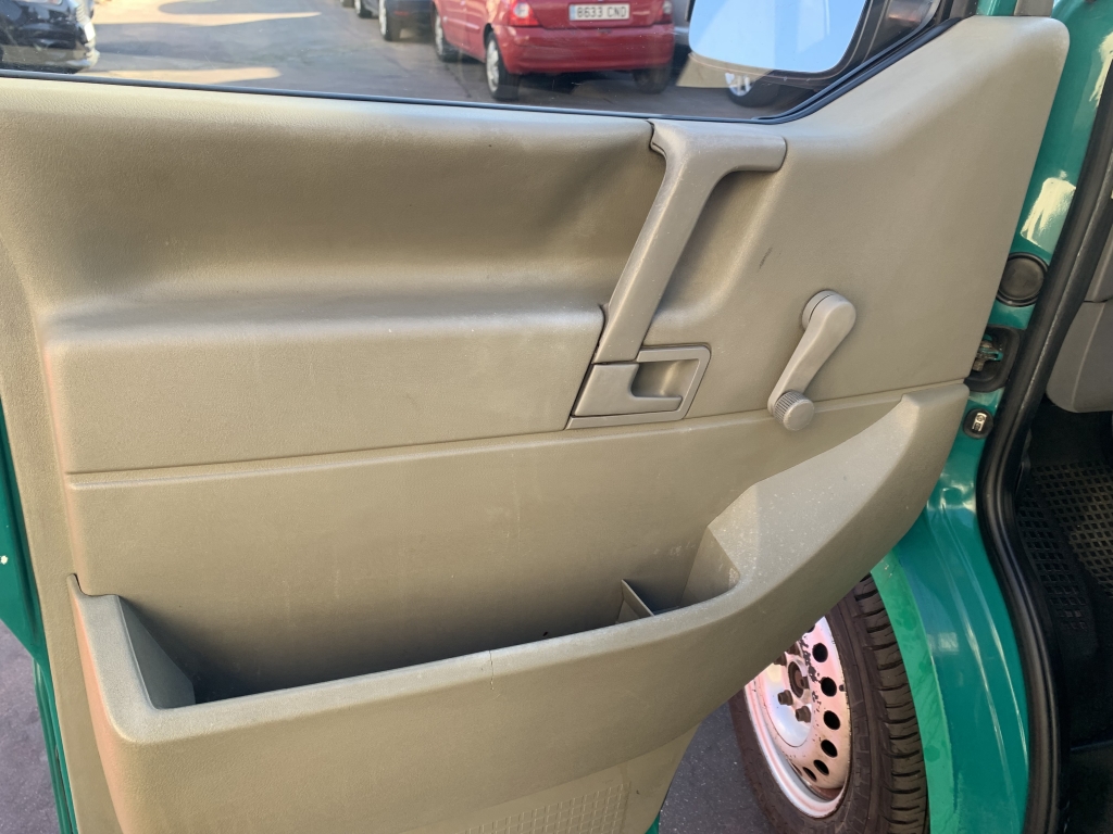 VOLKSWAGEN TRANSPORTER 2.5 TDI 102CV 8 PLAZAS