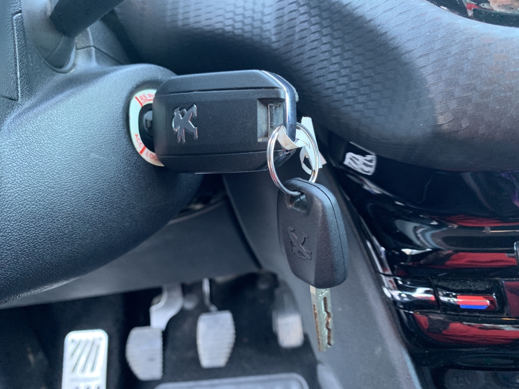 PEUGEOT 2008 1.6 HDI 100CV PEUGEOT 2008 1.6 HDI 100CV