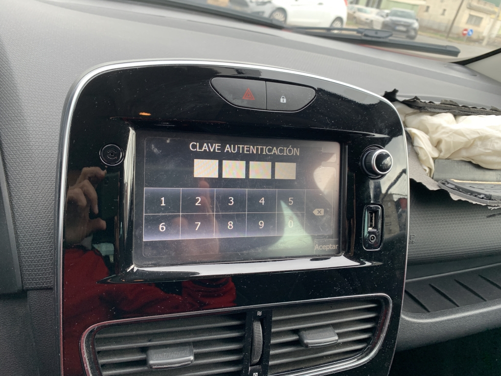 RENAULT CLIO LIMITED 900CC INY 90CV RENAULT CLIO LIMITED 900CC INY 90CV