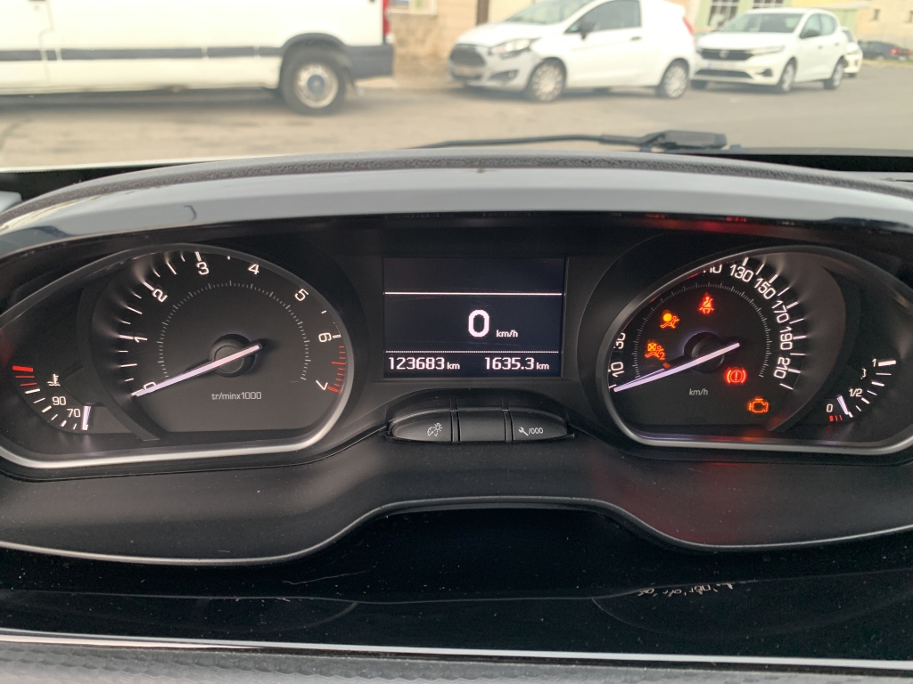 PEUGEOT 208 1.2 INY 110CV PEUGEOT 208 1.2 INY 110CV