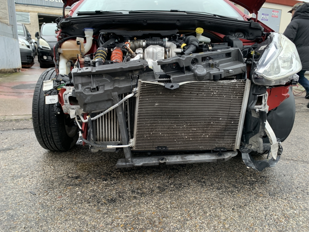 PEUGEOT 208 1.6 HDI 92CV PEUGEOT 208 1.6 HDI 92CV