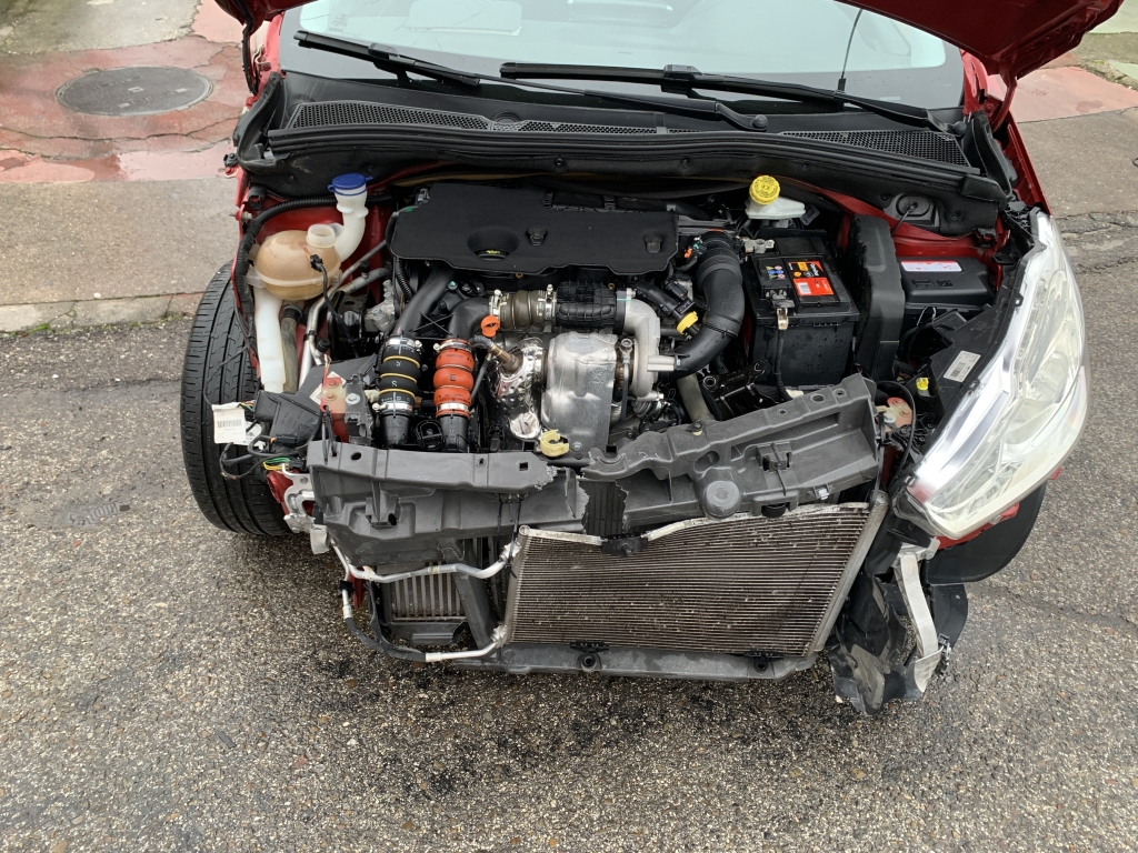 PEUGEOT 208 1.6 HDI 92CV PEUGEOT 208 1.6 HDI 92CV