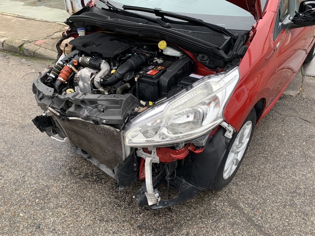 PEUGEOT 208 1.6 HDI 92CV PEUGEOT 208 1.6 HDI 92CV