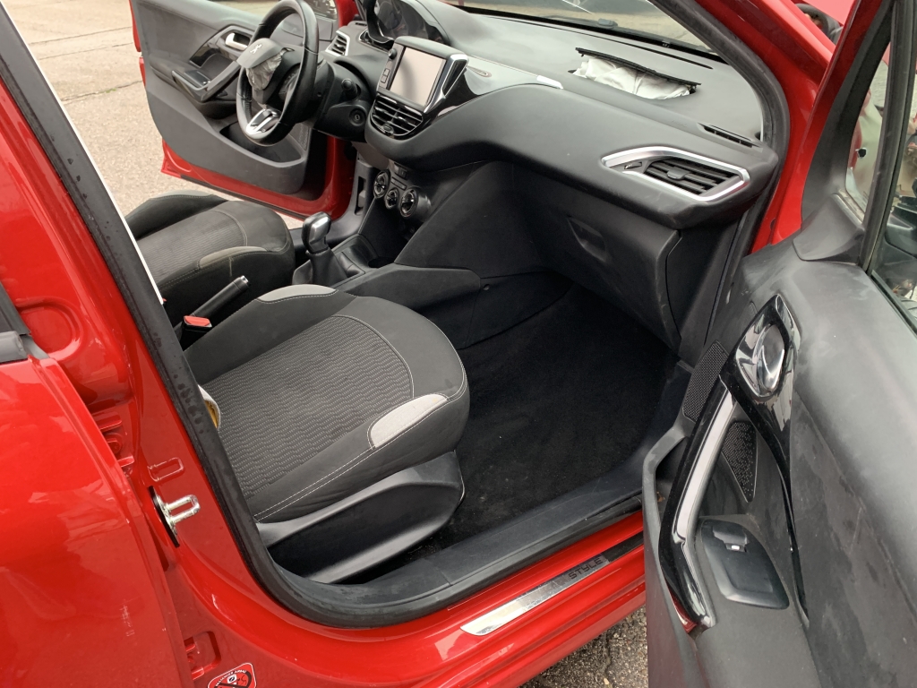 PEUGEOT 208 1.6 HDI 92CV PEUGEOT 208 1.6 HDI 92CV