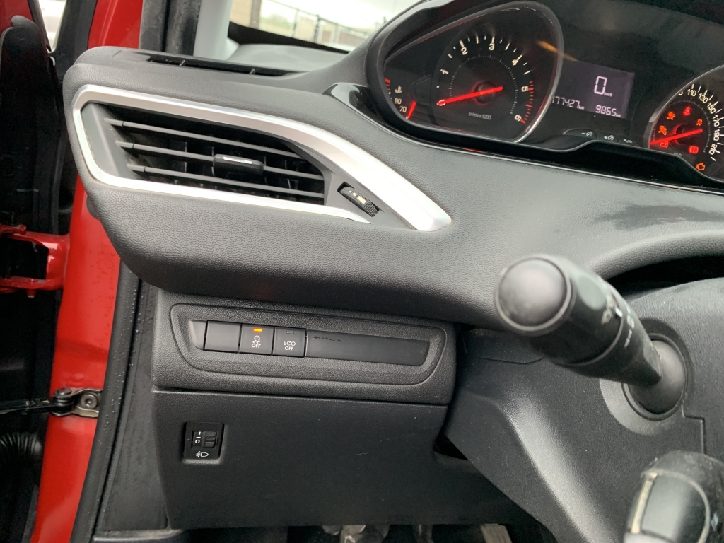 PEUGEOT 208 1.6 HDI 92CV PEUGEOT 208 1.6 HDI 92CV