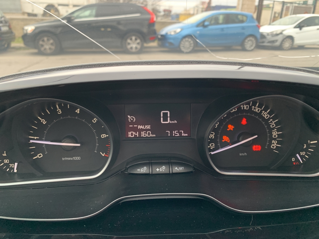 PEUGEOT 208 1.2 INY 82CV PEUGEOT 208 1.2 INY 82CV