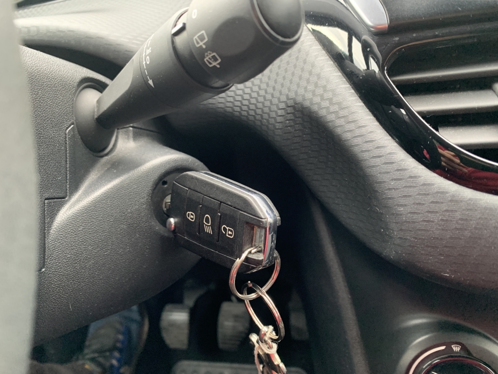 PEUGEOT 208 1.2 INY 82CV PEUGEOT 208 1.2 INY 82CV