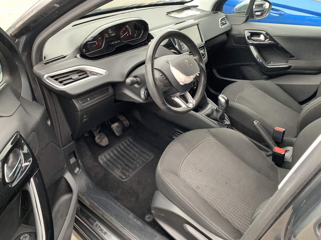 PEUGEOT 208 1.2 INY 82CV PEUGEOT 208 1.2 INY 82CV