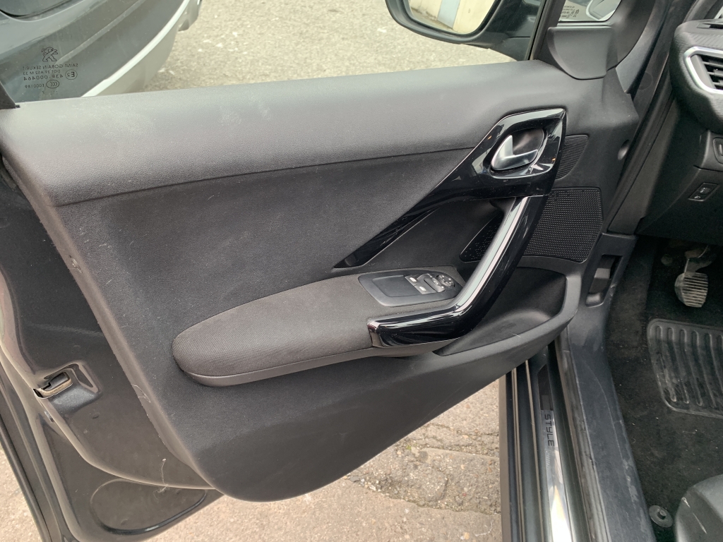 PEUGEOT 208 1.2 INY 82CV PEUGEOT 208 1.2 INY 82CV