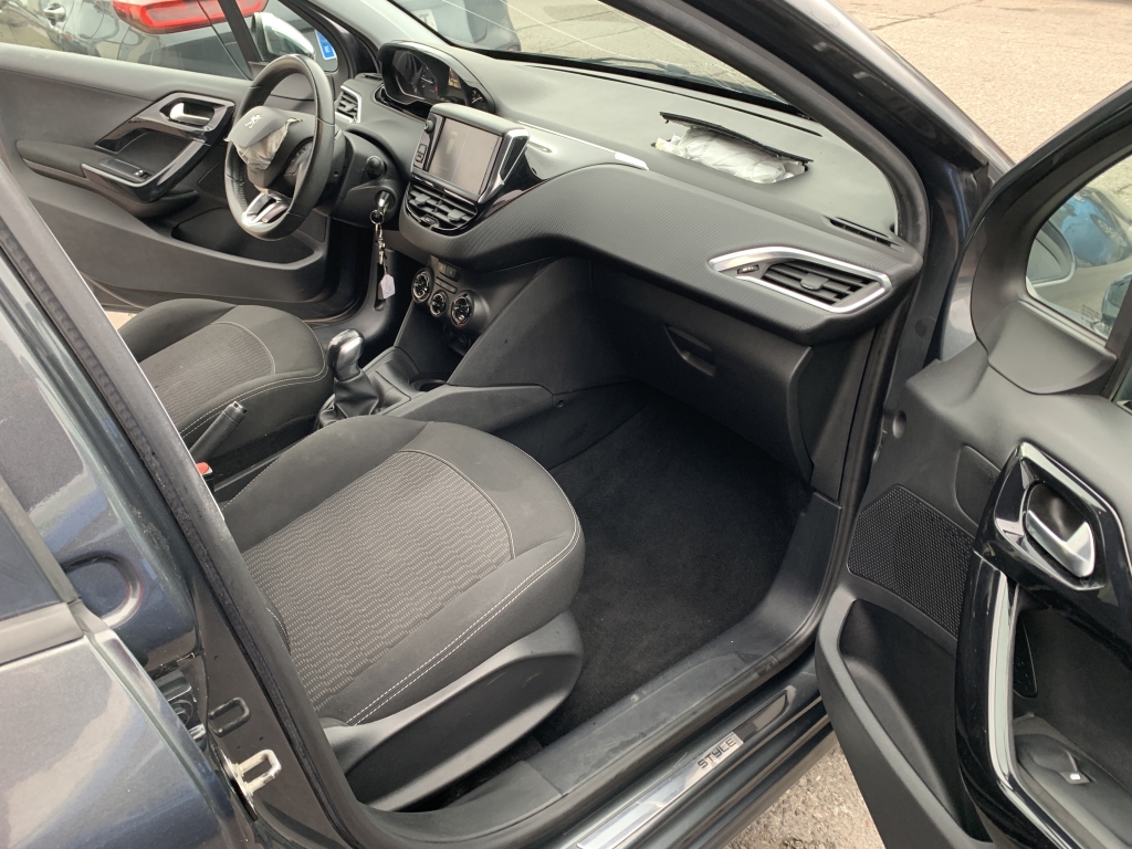 PEUGEOT 208 1.2 INY 82CV PEUGEOT 208 1.2 INY 82CV