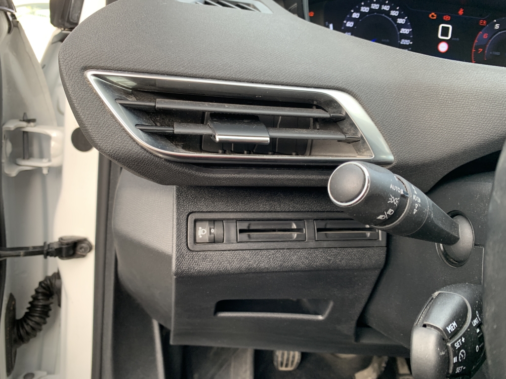 PEUGEOT 3008 1.2 INY 130CV