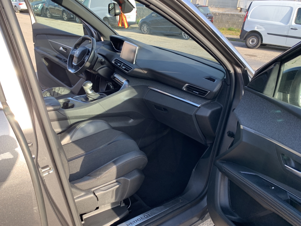 PEUGEOT 5008 GT LINE 1.2 INY 130CV 7 PLAZAS PEUGEOT 5008 GT LINE 1.2 INY 130CV 7 PLAZAS