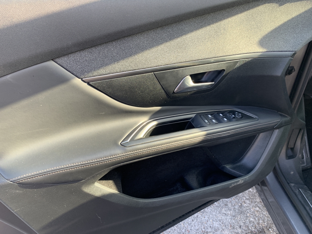 PEUGEOT 5008 GT LINE 1.2 INY 130CV 7 PLAZAS PEUGEOT 5008 GT LINE 1.2 INY 130CV 7 PLAZAS