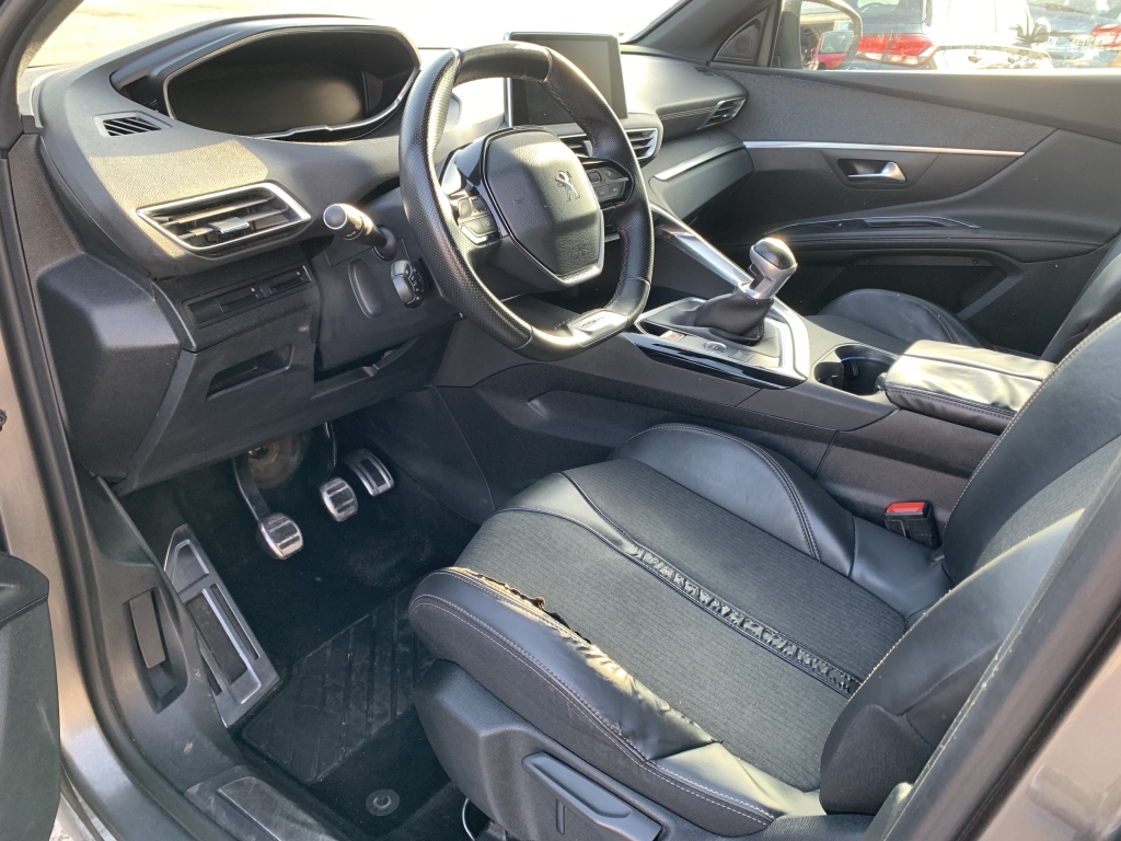 PEUGEOT 5008 GT LINE 1.2 INY 130CV 7 PLAZAS PEUGEOT 5008 GT LINE 1.2 INY 130CV 7 PLAZAS