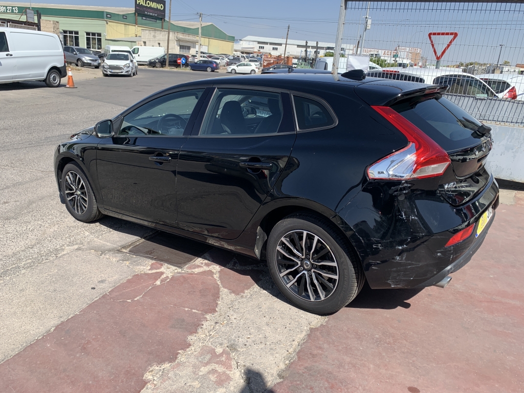 VOLVO V-40 2.0 D 150CV VOLVO V-40 2.0 D 150CV