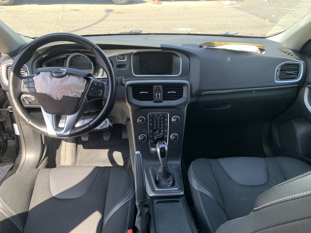 VOLVO V-40 2.0 D 150CV VOLVO V-40 2.0 D 150CV