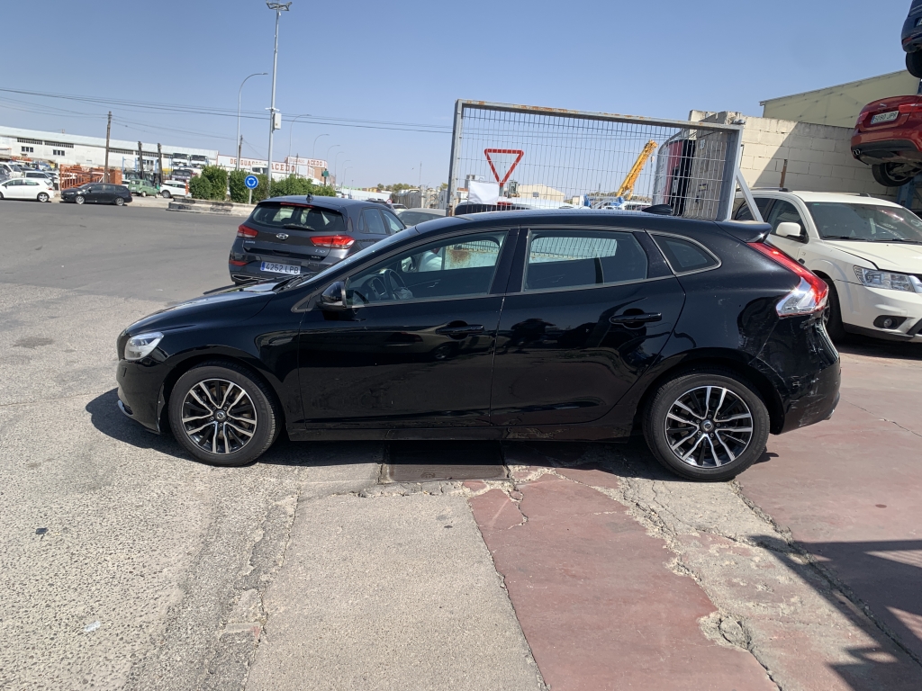 VOLVO V-40 2.0 D 150CV VOLVO V-40 2.0 D 150CV