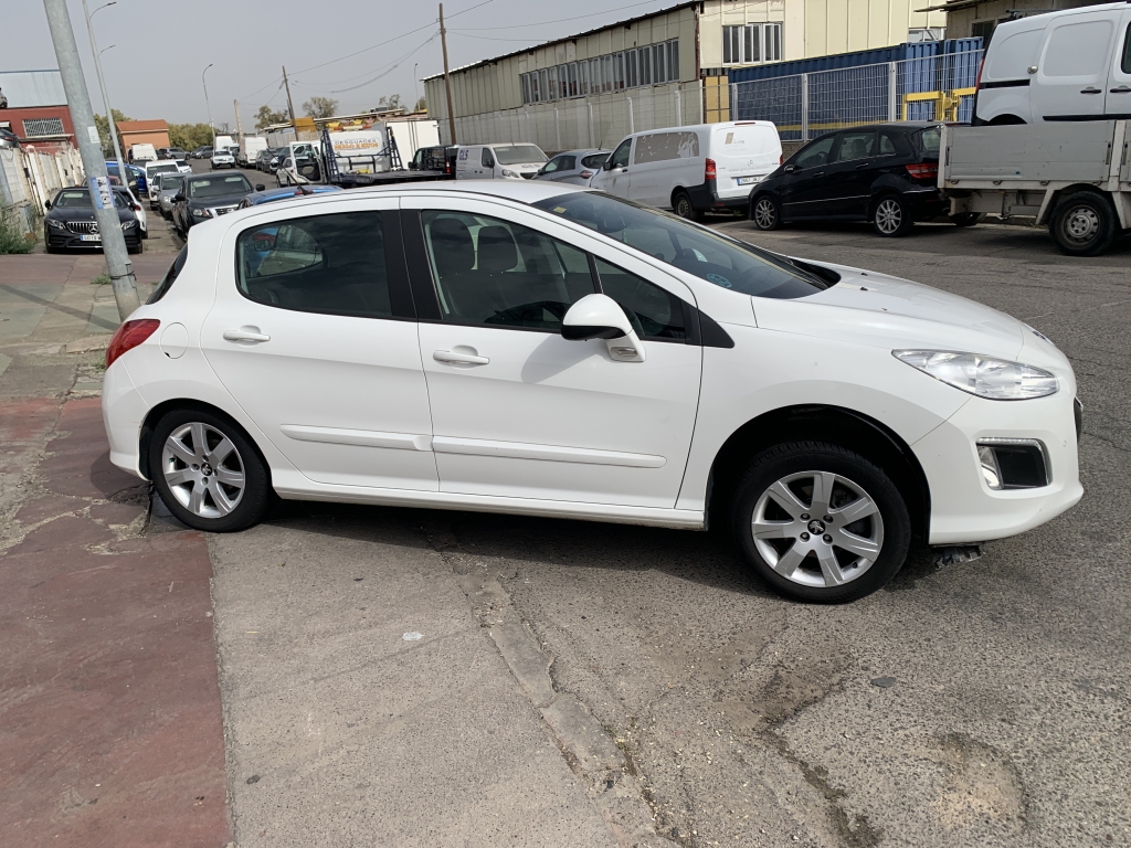 PEUGEOT 308 1.6 INY 120CV AUTOMATICO PEUGEOT 308 1.6 INY 120CV AUTOMATICO
